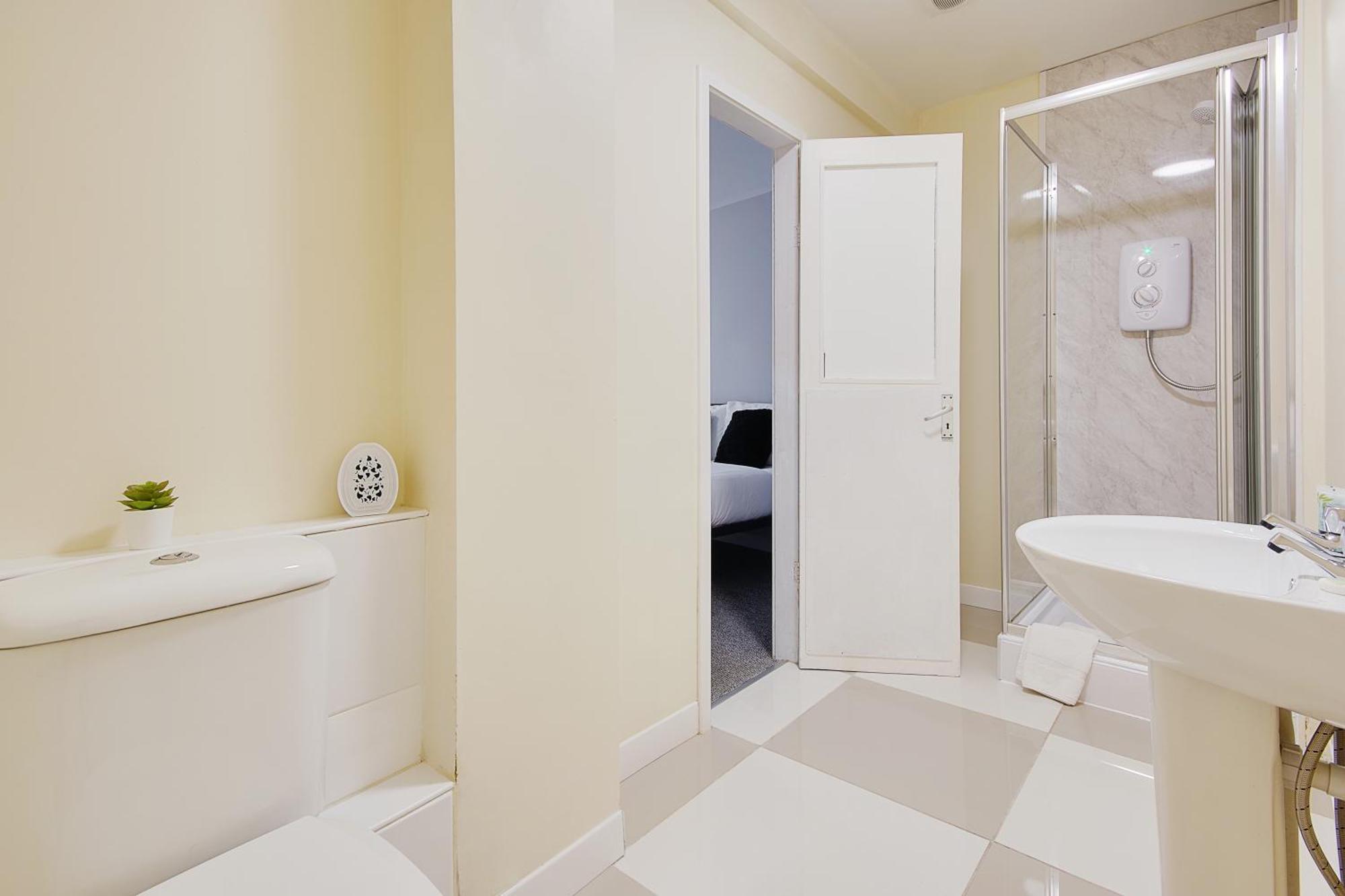 Serenity Hotel Борнмът Екстериор снимка
